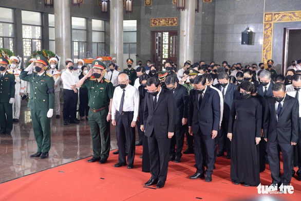 Lãnh đạo viết sổ tang thương tiếc cán bộ trẻ năng động, tận tụy Lê Hòa Bình - Ảnh 1. Lãnh đạo viết sổ tang thương tiếc cán bộ trẻ năng động, tận tụy Lê Hòa Bình - Ảnh 1.