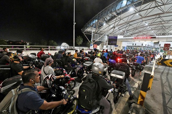 Singapore, Malaysia nhộn nhịp ngày mở cửa, du khách xếp hàng chờ nhập cảnh - Ảnh 3. Singapore, Malaysia nhộn nhịp ngày mở cửa, du khách xếp hàng chờ nhập cảnh - Ảnh 3.