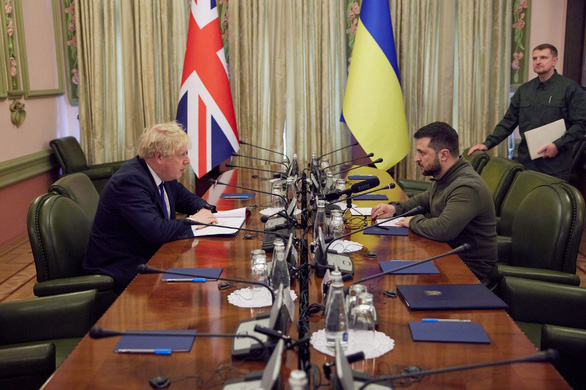 Thủ tướng Anh bất ngờ đến Kiev gặp Tổng thống Zelensky, hứa cung cấp xe bọc thép, tên lửa - Ảnh 1.