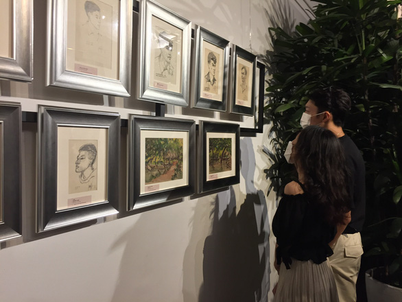 Hai bạn trẻ tái hiện triển lãm Huỳnh Phương Đông bên chiến hào - Ảnh 7.