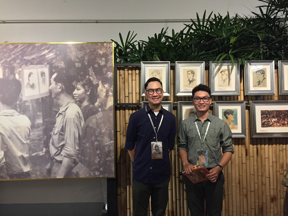 Hai bạn trẻ tái hiện triển lãm Huỳnh Phương Đông bên chiến hào - Ảnh 1.