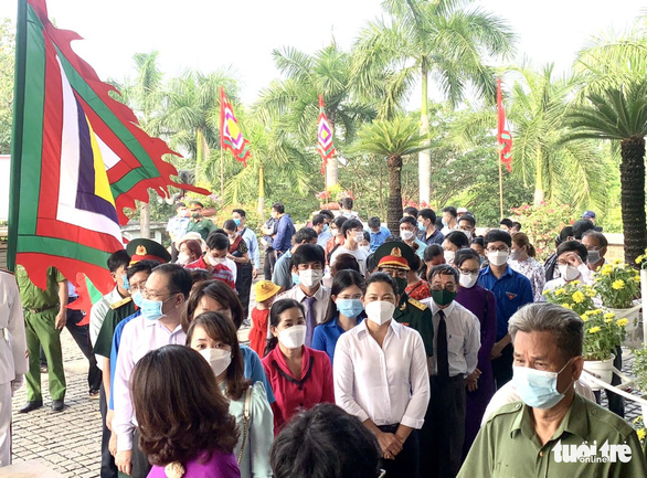호치민시 지도자와 수천 명의 사람들이 Hung Vuong의 사망 기념일에 향을 제공합니다 - 사진 5.
