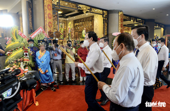 호치민시의 지도자들과 수천 명의 사람들이 Hung Vuong의 사망 기념일에 향을 제공합니다 - 사진 2.