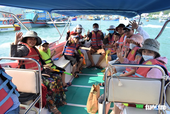 Hàng ngàn du khách đến Nha Trang, chen nhau ra đảo - Ảnh 4. Hàng ngàn du khách đến Nha Trang, chen nhau ra đảo - Ảnh 4.