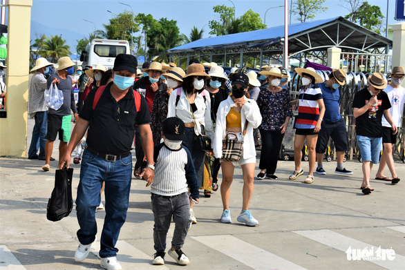Hàng ngàn du khách đến Nha Trang, chen nhau ra đảo - Ảnh 2.