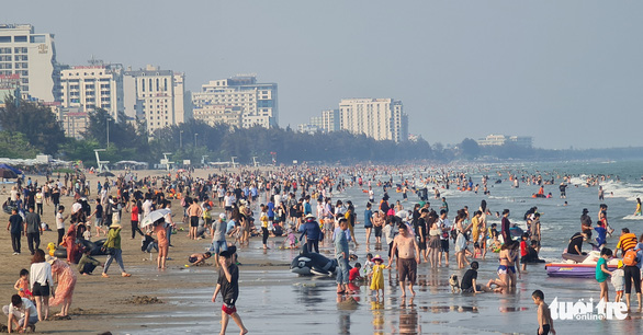 Các khu du lịch biển ở Thanh Hóa kín du khách - Ảnh 1.