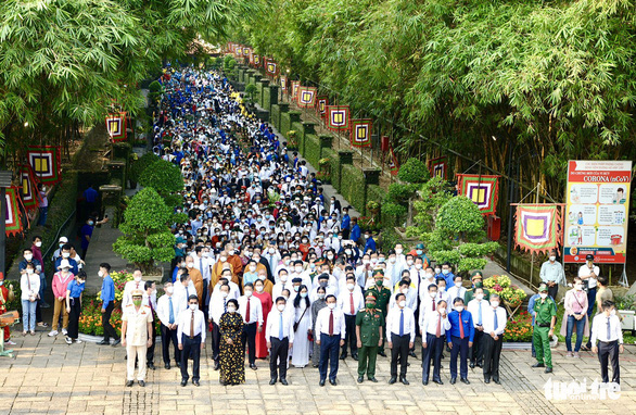 호치민시 지도자들과 수천 명의 사람들이 Hung Vuong의 사망 기념일에 향을 제공합니다 - 사진 3.