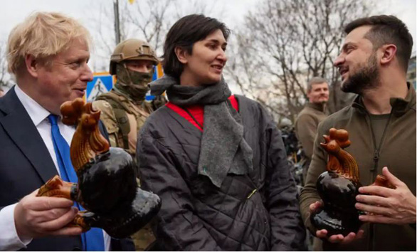 Ý nghĩa con gà bằng gốm được người dân tặng thủ tướng Anh trên đường phố Kiev - Ảnh 1.