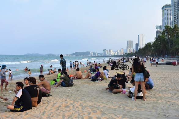 Bãi biển Nha Trang chật kín khách nghỉ lễ - Ảnh 1.
