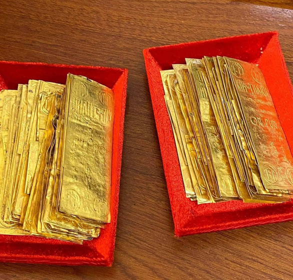 Vàng thế giới tăng thẳng đứng, vẫn thấp hơn vàng SJC 15 triệu/lượng - Ảnh 1.