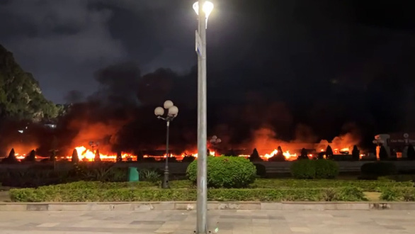 Cháy lớn tại chợ Hạ Long I, nhiều tiếng nổ lớn trong đám cháy - Ảnh 2.