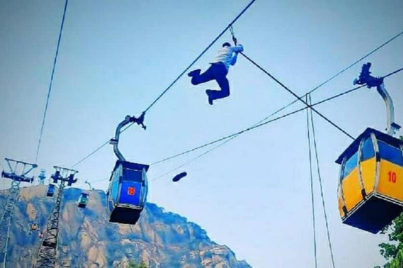 Dozens of people are still hanging after the cable car accident in India - Photo 1.