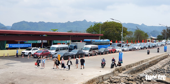 Cả vạn khách rời đảo Cát Bà, đường về ùn tắc hàng km - Ảnh 2.