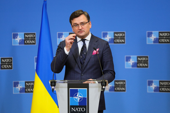 Ngoại trưởng Ukraine Kuleba phát biểu trong cuộc họp báo ngày 7-4 tại trụ sở NATO ở Bỉ "Quân đội chúng tôi mạnh số 2 thế giới, chỉ sau Mỹ" - Ảnh: REUTERS