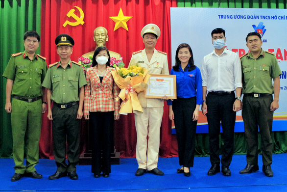 Chiến sĩ cảnh sát Đồng Nai nhận huy hiệu Tuổi trẻ dũng cảm của Trung ương Đoàn - Ảnh 2.