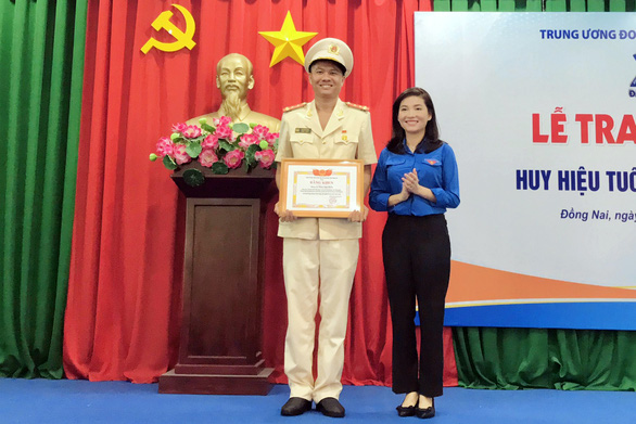 Chiến sĩ cảnh sát Đồng Nai nhận huy hiệu Tuổi trẻ dũng cảm của Trung ương Đoàn - Ảnh 1.