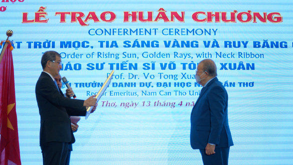 Giáo sư Võ Tòng Xuân nhận Huân chương Mặt Trời Mọc do Nhật Bản trao tặng - Ảnh 1.