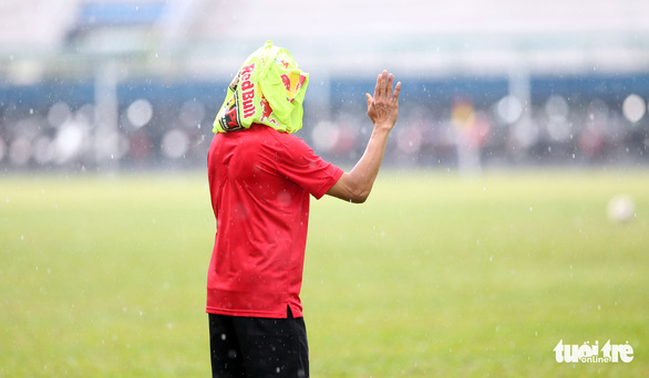 CLB Hoàng Anh Gia Lai tập luyện dưới mưa lớn chờ đá Yokohama F.Marinos - Ảnh 4.