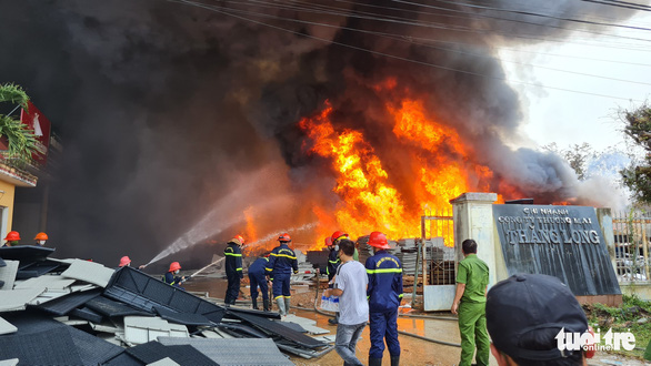 Cháy lớn tại nhà máy sản xuất đồ gỗ giả mây ở TP Quy Nhơn - Ảnh 2.