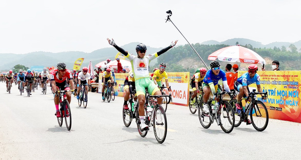 Hồi phục sau tai nạn, Tấn Hoài rút thắng chặng đua dài 206km - Ảnh 1.