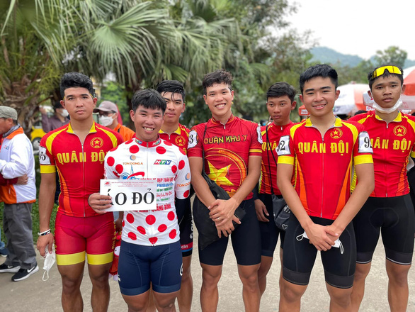 Hồi phục sau tai nạn, Tấn Hoài rút thắng chặng đua dài 206km - Ảnh 2.