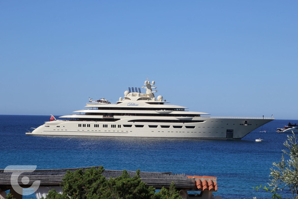 Germany temporarily holds the world's largest superyacht of the Russian billionaire's sister - Photo 2.