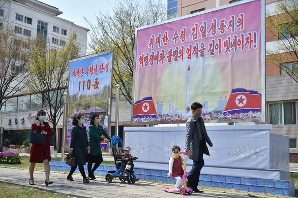 Triều Tiên tổ chức kỷ niệm 110 năm ngày sinh của cố chủ tịch Kim Nhật Thành - Ảnh 1.