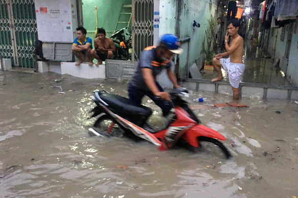 Đồng Nai: Trường ngập sâu do mưa lớn, 1.200 học sinh nghỉ học - Ảnh 2.