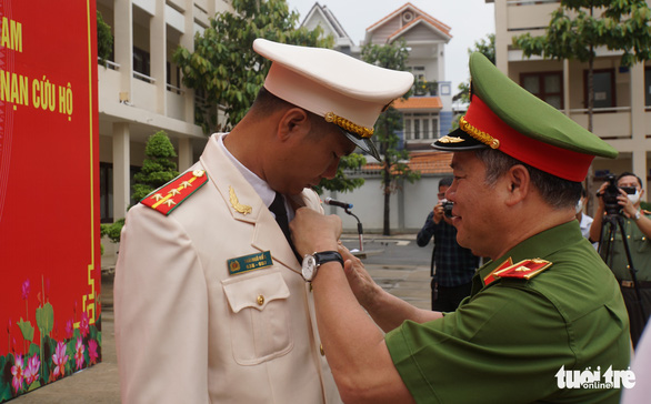Đại úy Thái Ngô Hiếu cứu sống 4 người nhận Huân chương Dũng cảm - Ảnh 1.