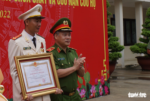 Đại úy Thái Ngô Hiếu cứu sống 4 người nhận Huân chương Dũng cảm - Ảnh 2.