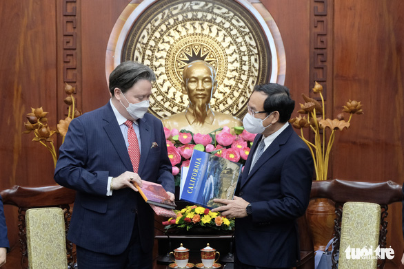 Secretary Nguyen Van Nen presents books to the US ambassador - Photo 1.