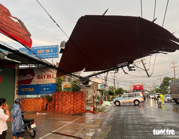 Mưa dông lốc làm sập, tốc mái 38 căn nhà tại An Giang - Ảnh 1.