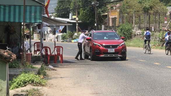 Chốt thu phí bao vây núi Sam, núi Cấm, thu không chừa ai - Ảnh 1.