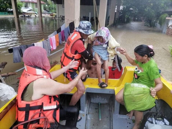 Cơn bão đầu tiên năm 2022 ở Philippines: 138 người chết, hơn 100 người mất tích - Ảnh 1.