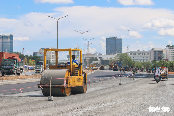 Công trình giao thông đường bộ tại TP.HCM tạm nghỉ ngơi trong dịp lễ 30-4 - Ảnh 1.