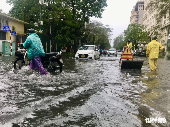 Nhiều tuyến phố Hà Nội bị ngập sau cơn mưa dông, cảnh báo 3 giờ tới tiếp tục có mưa to - Ảnh 1.