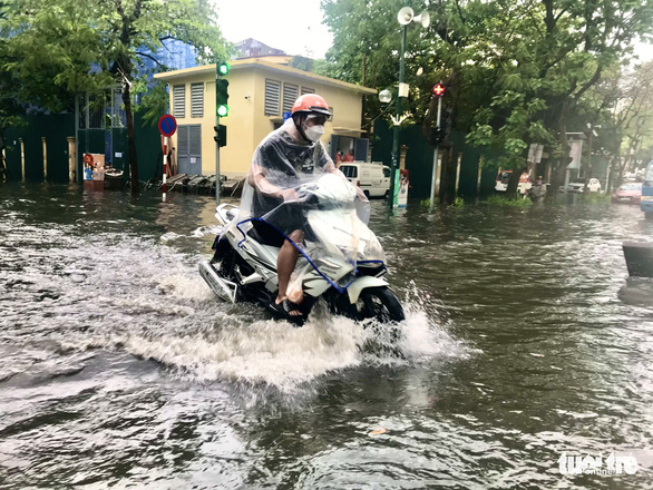 Nhiều tuyến phố Hà Nội bị ngập sau cơn mưa dông, cảnh báo 3 giờ tới tiếp tục có mưa to - Ảnh 2.
