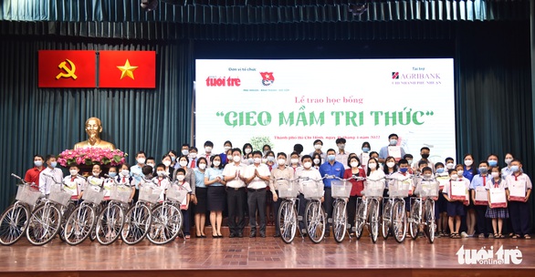 Trằn trọc, thức suốt đêm nghĩ cách đưa quà Gieo mầm tri thức về nhà - Ảnh 13. Trằn trọc, thức suốt đêm nghĩ cách đưa quà Gieo mầm tri thức về nhà - Ảnh 13.