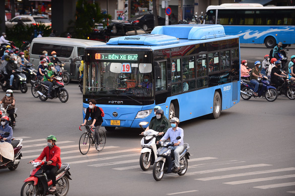 Ngành vận tải hành khách bằng xe buýt TP.HCM ‘thay áo mới’ để hút hành khách - Ảnh 1.