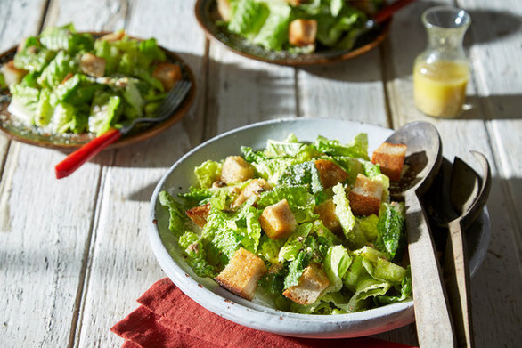 Salad Caesar - món ngon tới cọng rau cuối cùng cho buổi sáng healthy - Ảnh 1.