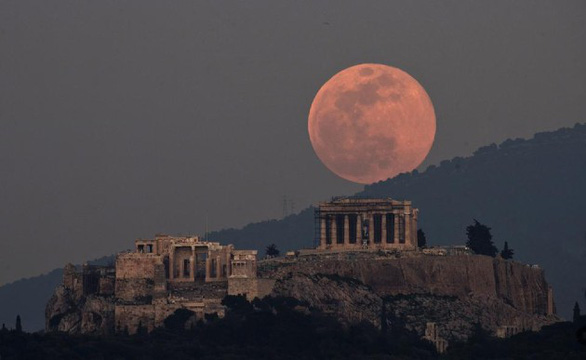 The amazing 'Pink Moon' in April - Photo 2.