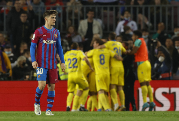 Barca thua sốc đội đang đua trụ hạng Cadiz - Ảnh 1.