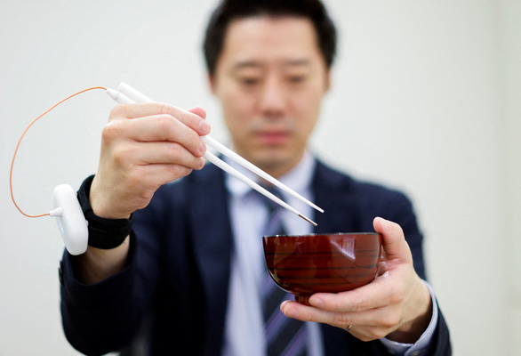 Giáo sư Nhật Bản phát minh đôi đũa làm tăng vị mặn thức ăn - Ảnh 1.
