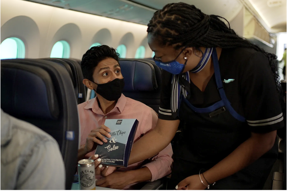 Major airlines in the US drop the requirement to wear masks on planes - Photo 1.