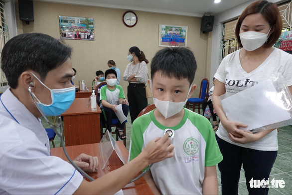 TP.HCM: Cha mẹ, bác sĩ và cô giáo cùng vỗ về học sinh - Ảnh 1.