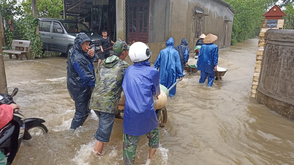 Người dân miền Trung bì bõm lội lũ giữa mùa nắng  - Ảnh 3.