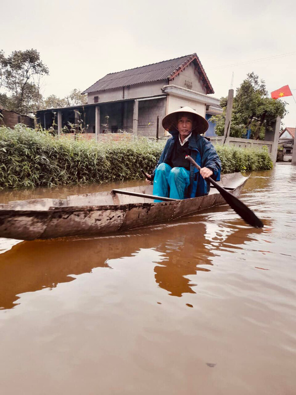 Người dân miền Trung bì bõm lội lũ giữa mùa nắng  - Ảnh 2.