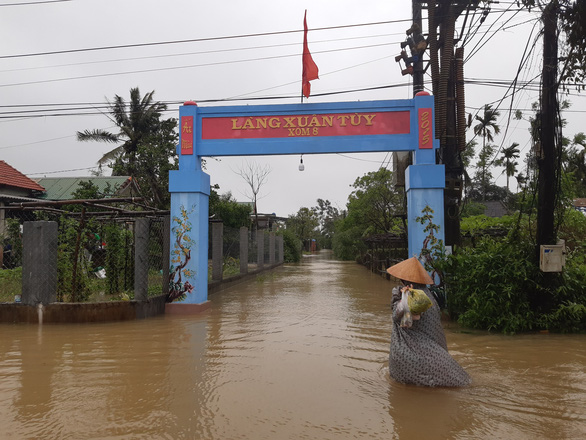 Người dân miền Trung bì bõm lội lũ giữa mùa nắng  - Ảnh 1.