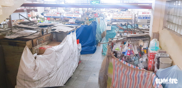 Hàng loạt tiểu thương các chợ nổi tiếng ở TP.HCM bỏ sạp vì ế ẩm - Ảnh 2.