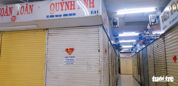 Hàng loạt tiểu thương các chợ nổi tiếng ở TP.HCM bỏ sạp vì ế ẩm - Ảnh 1. Hàng loạt tiểu thương các chợ nổi tiếng ở TP.HCM bỏ sạp vì ế ẩm - Ảnh 1.